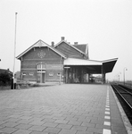 153272 Gezicht op de perronzijde van het N.S.-station Sliedrecht te Sliedrecht.